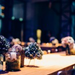 Tischgesteck mit Blumen und Kerze